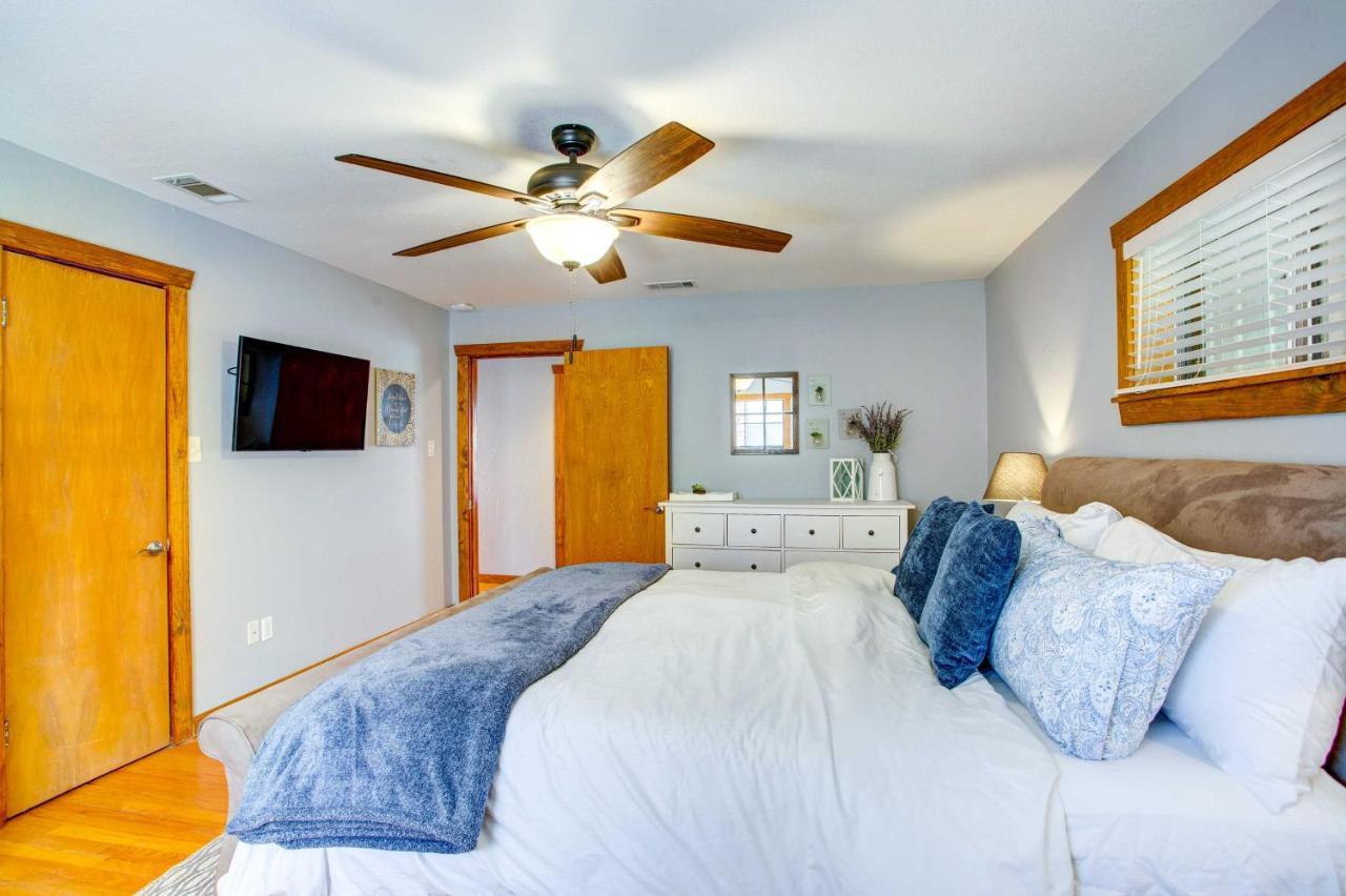 Cedar Creek Lakefront Vacation Rental With Pool Gun Barrel City Eksteriør billede