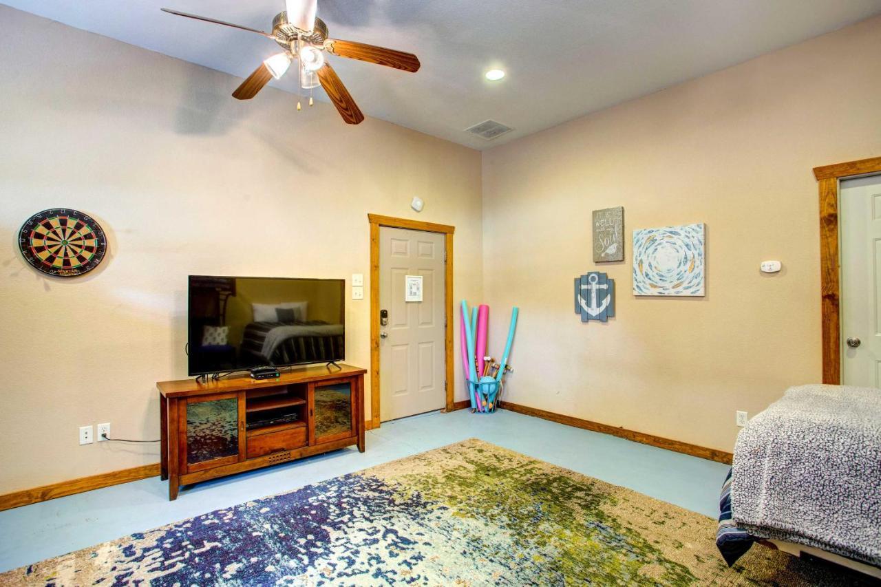 Cedar Creek Lakefront Vacation Rental With Pool Gun Barrel City Eksteriør billede